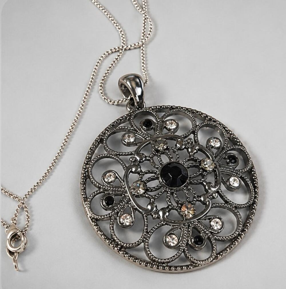 Large‎ Ornate Pendant 2.5” Silver-tone Chain Necklace 17” Black Lucite bkn26